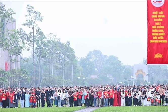 Người dân tập trung tại Quảng trường Ba Đình để dự Lễ chào cờ thiêng liêng kỷ niệm 50 năm Giải phóng miền Nam, thống nhất đất nước