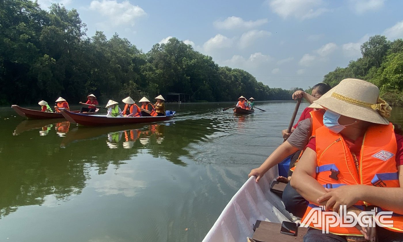 Du khách tham quan Khu bảo tồn sinh thái Đồng Tháp Mười.
