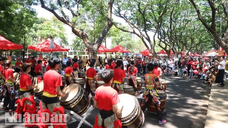 សកម្មភាពវប្បធម៍ប្លែកៗជាច្រើនបម្រើប្រជាជនក្នុងឱកាសវិស្សមកាលថ្ងៃទី ៣០ ខែមេសា និងថ្ងៃទី ១ ឧសភា នៅ Dak Lak រូបថតលេខ ៣