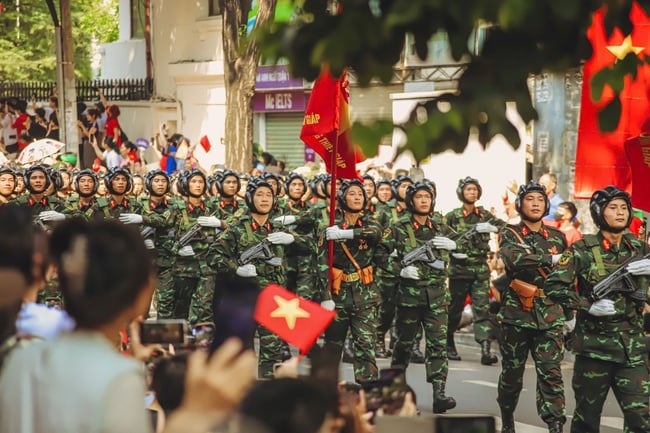 Những khoảnh khắc đẹp tại Lễ diễu binh, diễu hành 50 năm Giải phóng miền Nam, thống nhất đất nước - Ảnh 20.