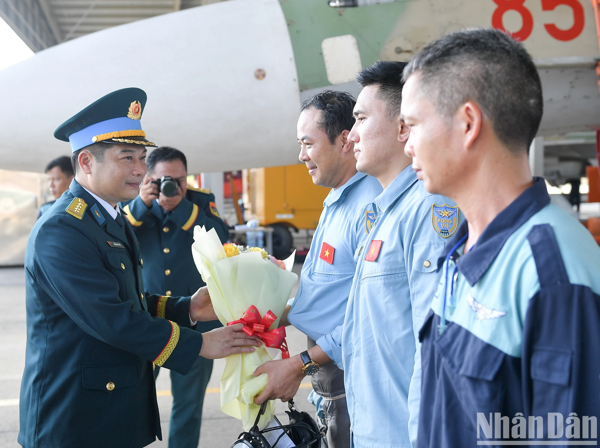 [Ảnh] "Hổ mang chúa" Su-30MK2 hoàn thành nhiệm vụ vinh quang ngày 30/4 ảnh 14