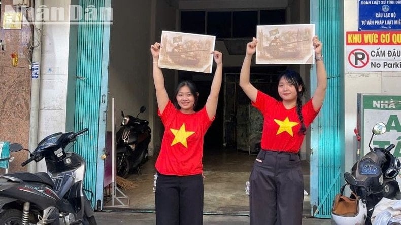 Báo Nhân Dân tặng 1.500 phụ san đặc biệt kỷ niệm 50 năm Ngày giải phóng miền nam cho bạn đọc tại Đắk Lắk ảnh 5