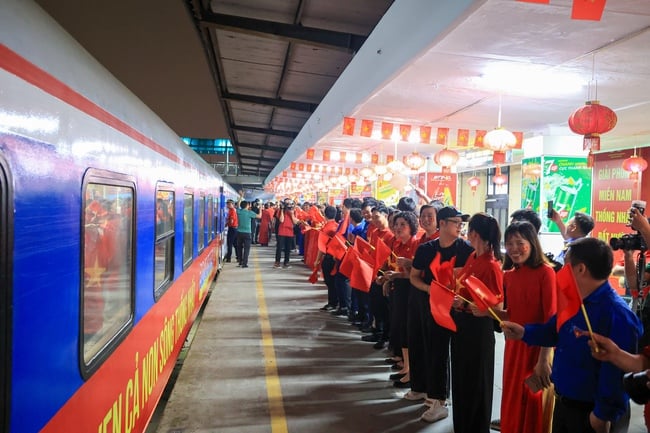 “Đoàn tàu Thống Nhất” xuất phát tại ga Hà Nội vào TP. Hồ Chí Minh mừng 50 năm đất nước thống nhất - Ảnh 14.