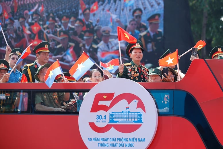 Chùm ảnh: Quần chúng, nhân dân tham gia diễu hành kỷ niệm 50 năm thống nhất đất nước- Ảnh 2.