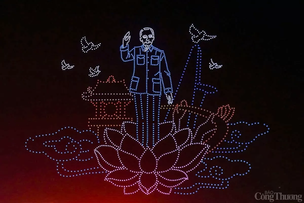 'Biển người' đổ về trung tâm TP. Hồ Chí Minh trong đêm hội 'Sắc màu Thành phố Bác'