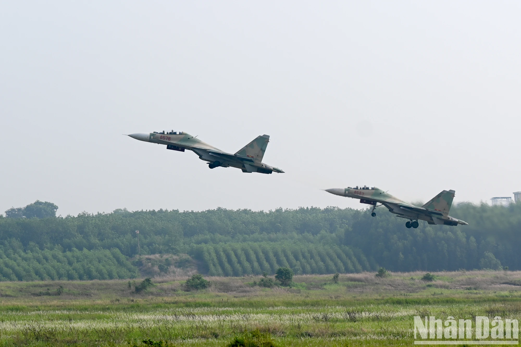 [Ảnh] "Hổ mang chúa" Su-30MK2 hoàn thành nhiệm vụ vinh quang ngày 30/4 ảnh 9