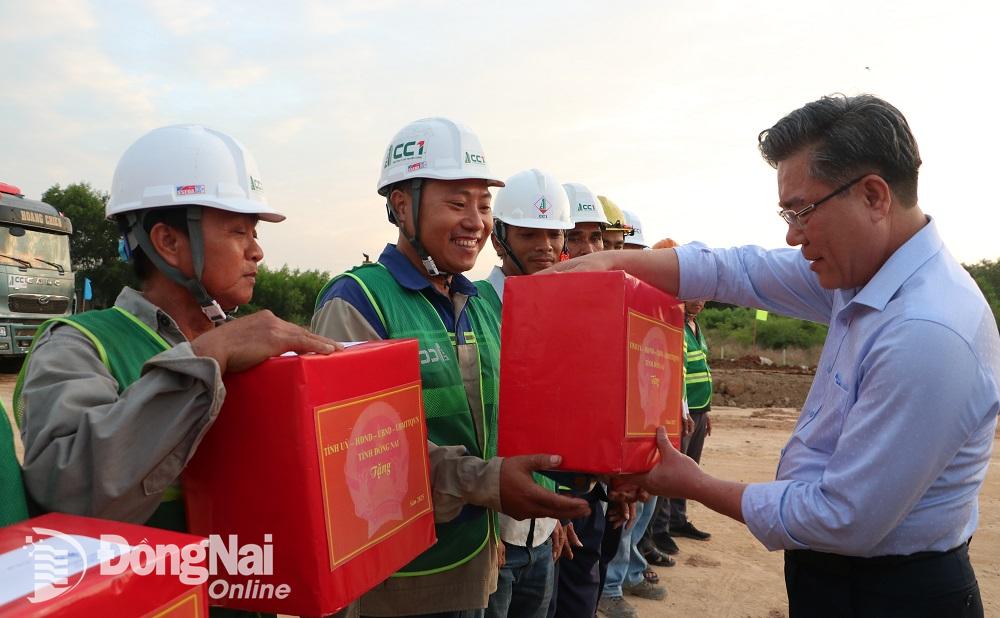 Vice Chairman of the Provincial People's Committee Duong Minh Dung visited, presented gifts, and encouraged construction workers during the April 30 and May 1 holidays at the Bien Hoa - Vung Tau Expressway Project.