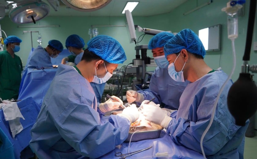 Ê kíp đang tiến hành phẫu thuật