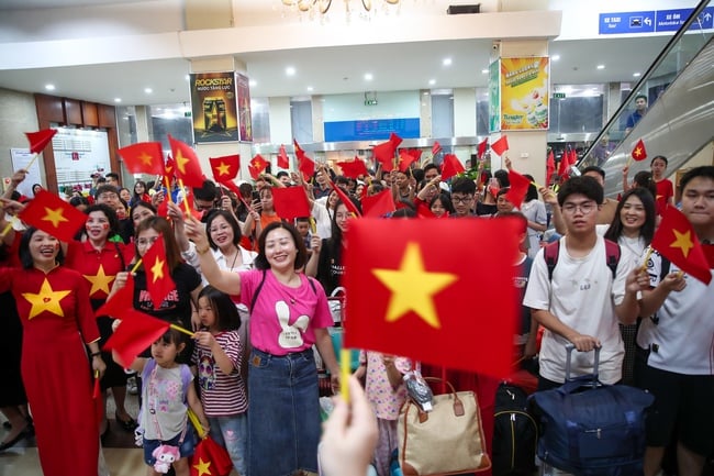 “Đoàn tàu Thống Nhất” xuất phát tại ga Hà Nội vào TP. Hồ Chí Minh mừng 50 năm đất nước thống nhất - Ảnh 4.