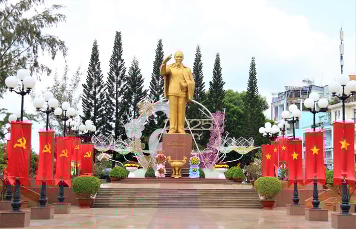 tuong-dai-bac-ho.jpg