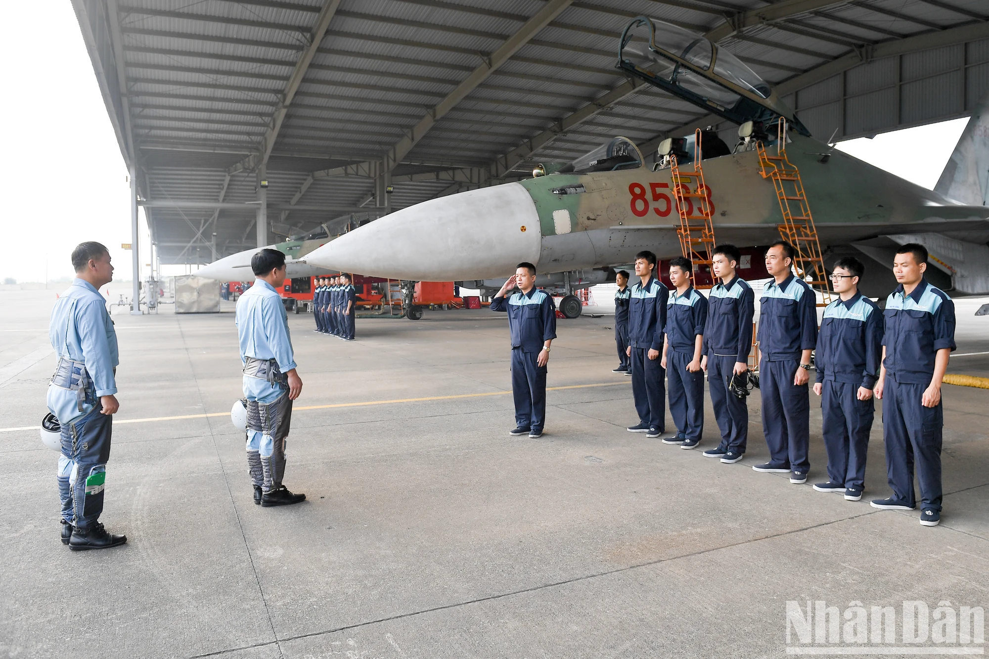 [Ảnh] "Hổ mang chúa" Su-30MK2 hoàn thành nhiệm vụ vinh quang ngày 30/4 ảnh 3