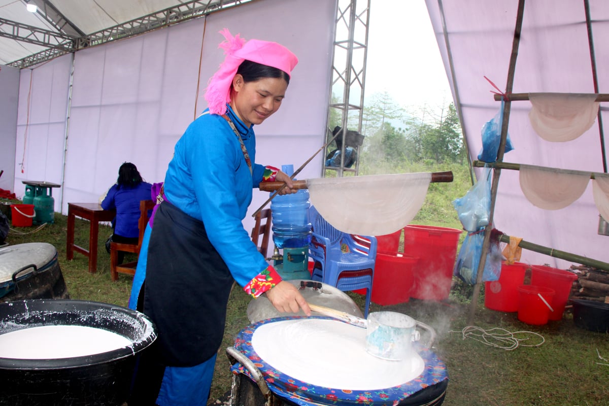 Nghệ nhân trình diễn kỹ thuật tráng bánh phở truyền thống