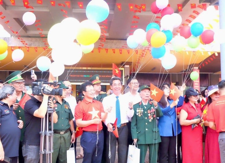 Lãnh đạo thành phố, các cựu chiến binh cùng tham gia đón tàu - Ảnh: VGP/Lưu Hương