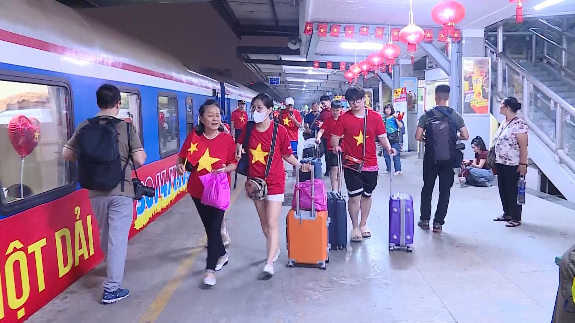 Rộn ràng chuyến tàu thống nhất