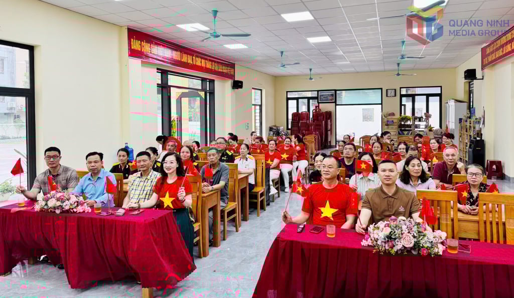 Xúc động, tự hào và niềm tin mạnh mẽ vào sự phát triển của đất nước là tâm trạng chung của người dân và cán bộ phường Trần Phú, TP Móng Cái theo dõi Lễ diễu binh, diễu hành kỷ niệm 50 năm Giải phóng miền Nam, thống nhất đất nước.