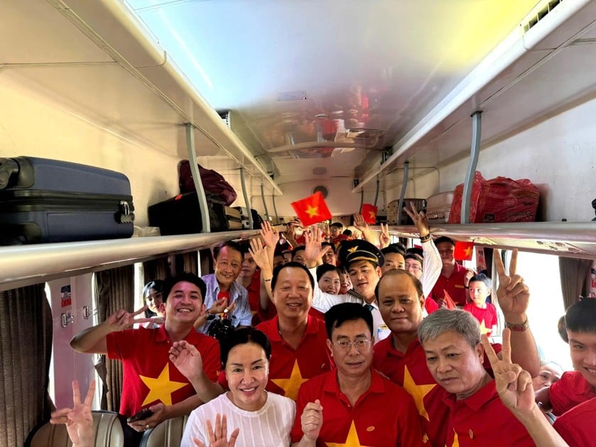 Hành khách đi trên “Đoàn tàu Thống Nhất” được sống trong không khí của ngày hội.