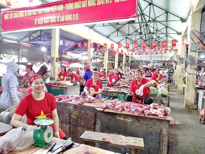 អាជីវករផ្សារកុង ចូលរួមក្នុងបរិយាកាសអបអរសាទរទិវារំដោះភាគខាងត្បូង និងការបង្រួបបង្រួមជាតិ។