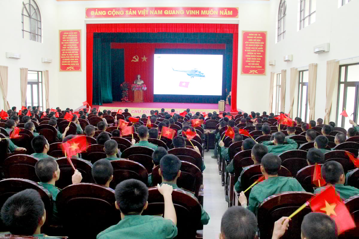 Không khí hào hùng của 50 năm Ngày Giải phóng miền Nam, thống nhất đất nước tại Trung đoàn 877.