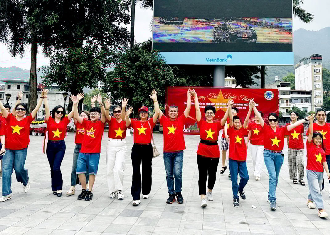 Du khách rộn ràng khám phá Hà Giang trong dịp nghỉ lễ 30.4