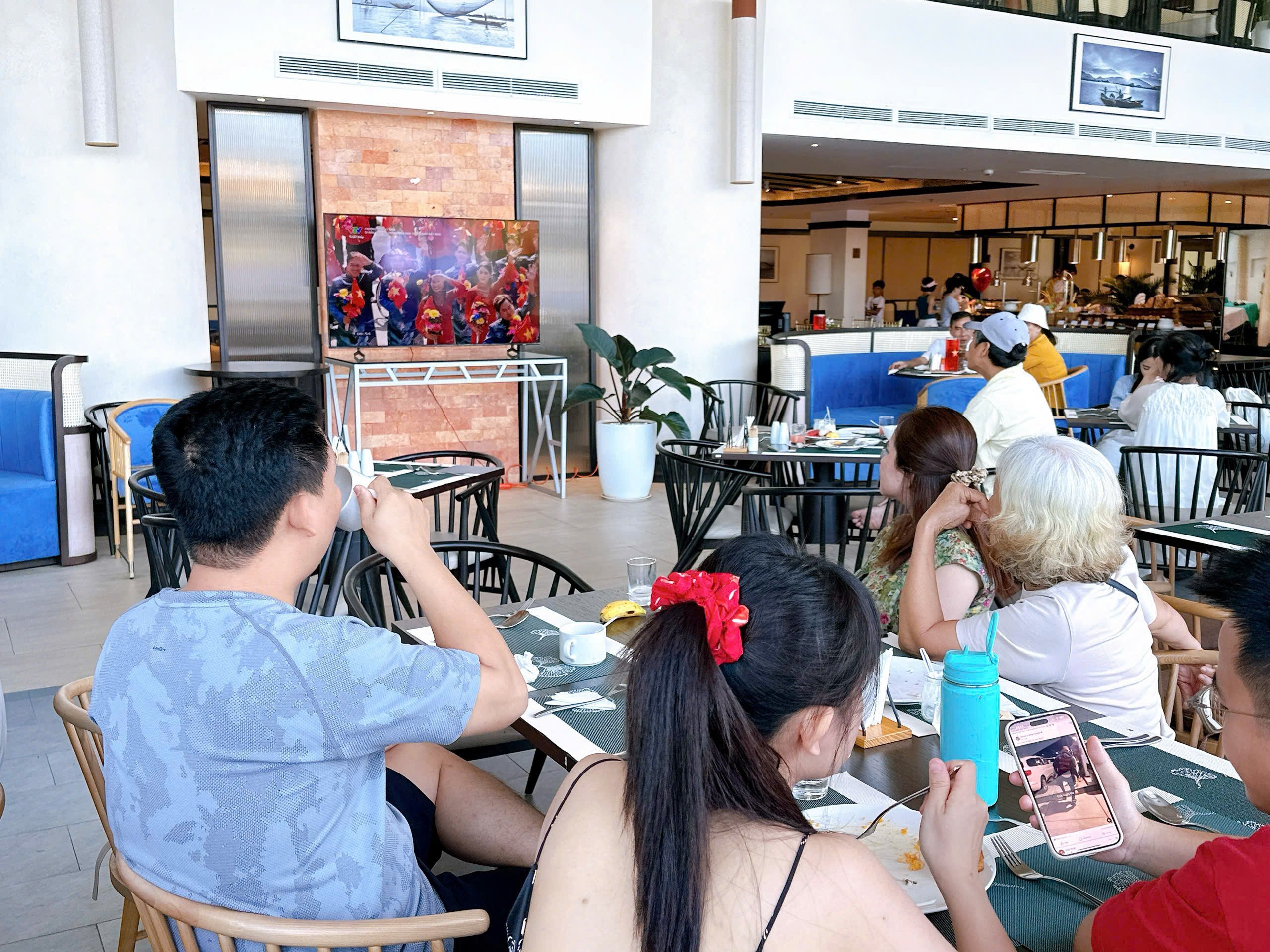 Du khách lưu trú tại Emerald Hồ Tràm Resort xem trực tiếp diễu bình kỷ niệm 50 năm Ngày giải phóng miền Nam thống nhất đất nước.