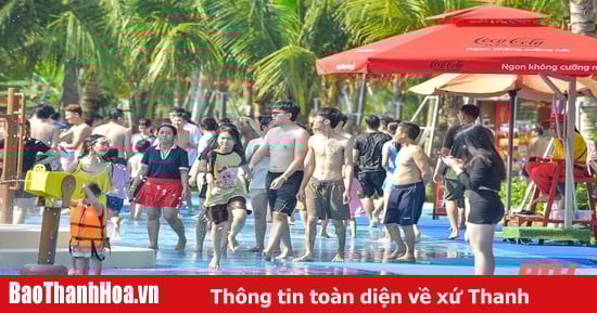 Du khách giải nhiệt ngày hè tại Sun World Sầm Sơn