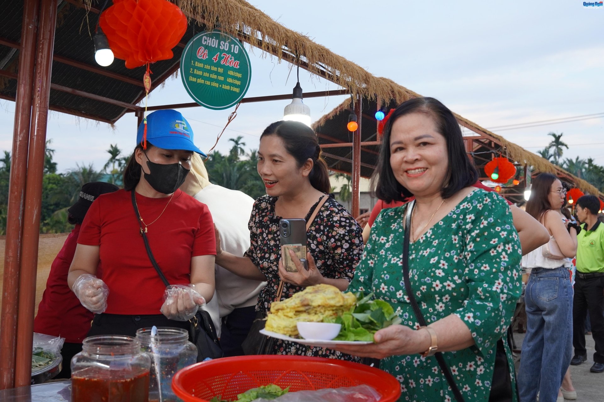 Du khách thưởng thức các món ăn dân dã tại Lễ hội Ẩm thực đường quê. 
