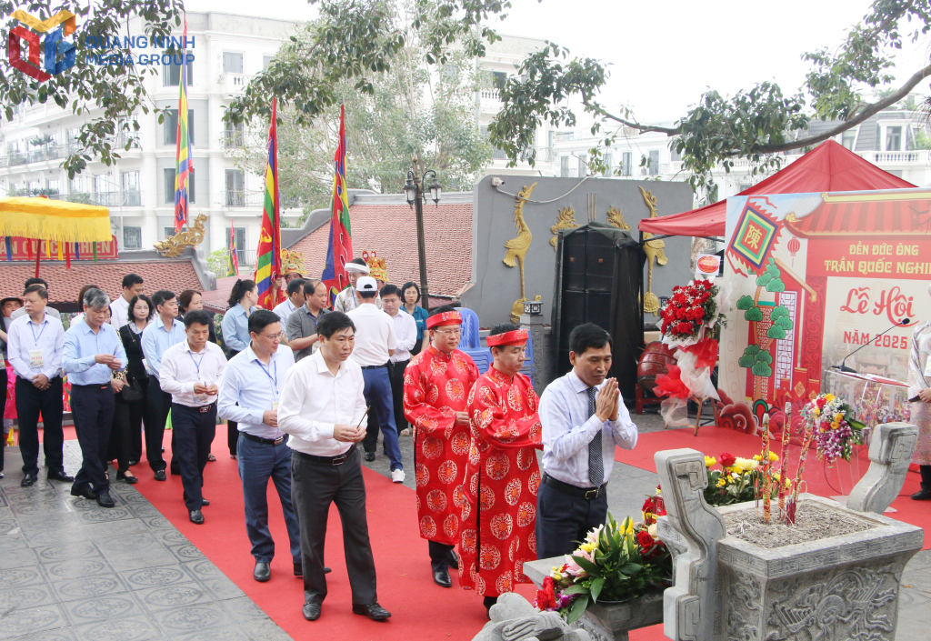 Các đại biểu dâng hương Đức Ông Trần Quốc Nghiễn.