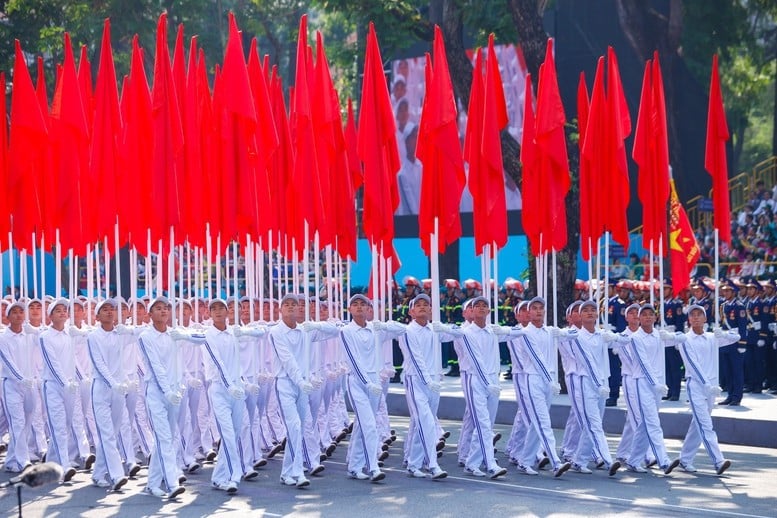 Tiếp sau các khối diễu binh của lực lượng Công an nhân dân, khối Hồng kỳ tiến vào lễ đài - Ảnh: VGP/Nhật Bắc