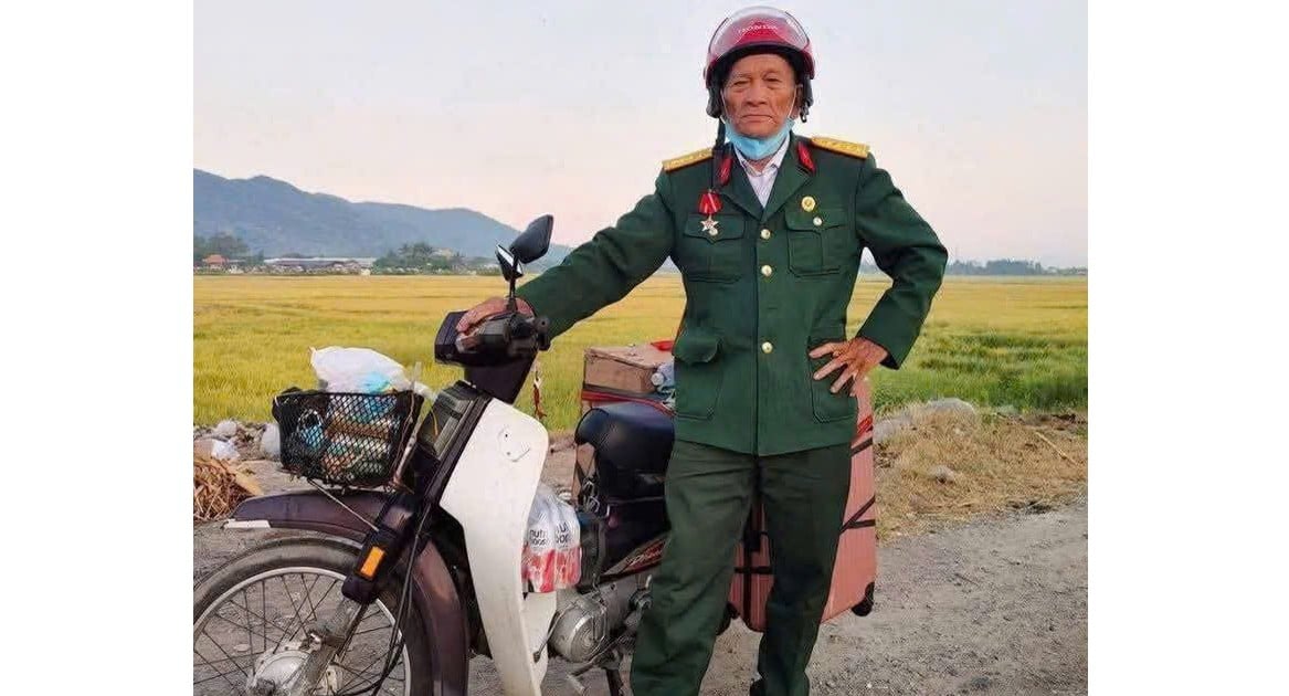 80세에 가까운 노인이 퍼레이드를 보기 위해 빈에서 호치민시까지 오토바이를 운전했습니다.