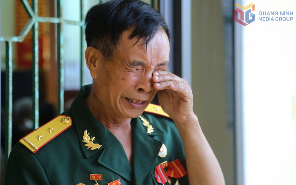 Cựu chiến binh Đặng Ngọc Trường, phường Quảng Yên, từng tham gia chiến dịch Hồ Chí Minh lịch sử, không khỏi nghẹn ngào, xúc động khi nhớ về những đồng đội đã ngã xuống trong ngày giành độc lập cho dân tộc.