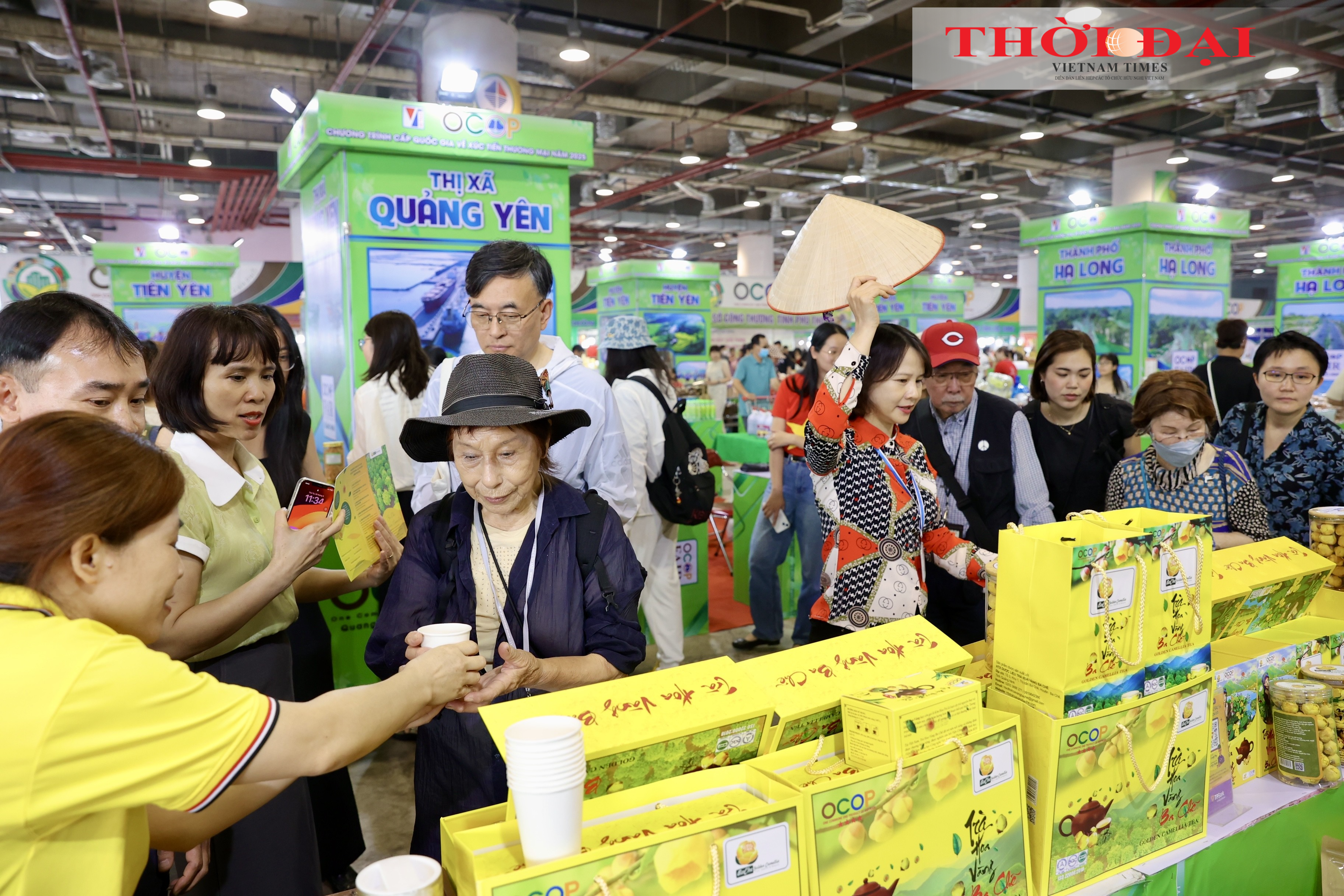 Các đại biểu quốc tế thưởng thức trà hoa vàng - loại trà quý được giới thiệu tại Hội chợ, nổi tiếng với hương vị thanh mát và giá trị dược liệu cao, là một trong những sản phẩm OCOP đặc sắc của tỉnh Quảng Ninh. Các đại biểu quốc tế thưởng thức trà hoa vàng - loại trà quý được giới thiệu tại Hội chợ, nổi tiếng với hương vị thanh mát và giá trị dược liệu cao, là một trong những sản phẩm OCOP đặc sắc của tỉnh Quảng Ninh.