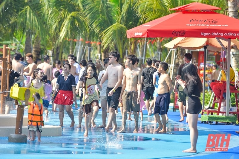 Du khách giải nhiệt ngày hè tại Sun World Sầm Sơn