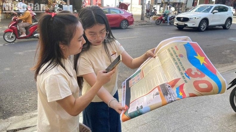 Báo Nhân Dân tặng 1.500 phụ san đặc biệt kỷ niệm 50 năm Ngày giải phóng miền nam cho bạn đọc tại Đắk Lắk ảnh 6