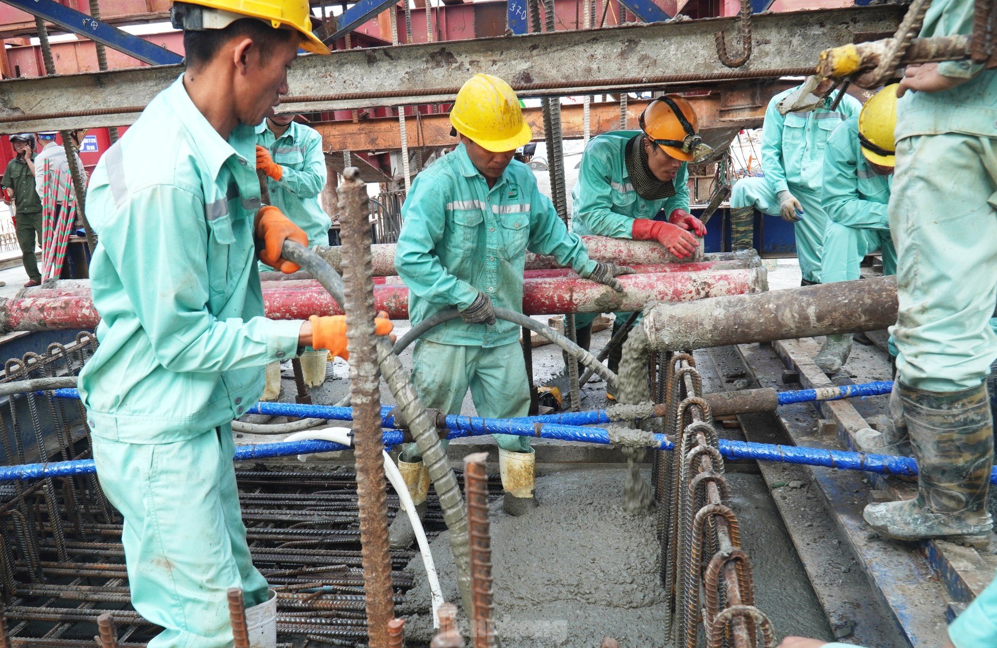 Hợp long cầu vượt cửa biển dài nhất miền Trung ảnh 4