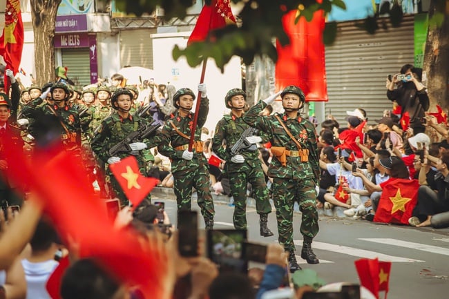 Những khoảnh khắc đẹp tại Lễ diễu binh, diễu hành 50 năm Giải phóng miền Nam, thống nhất đất nước - Ảnh 4.