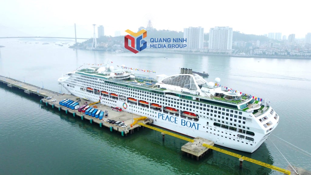 Tàu biển Pacific World đưa khoảng 1.700 du khách (chủ yếu là khách Nhật Bản) đến Quảng Ninh trong ngày 30/4. 