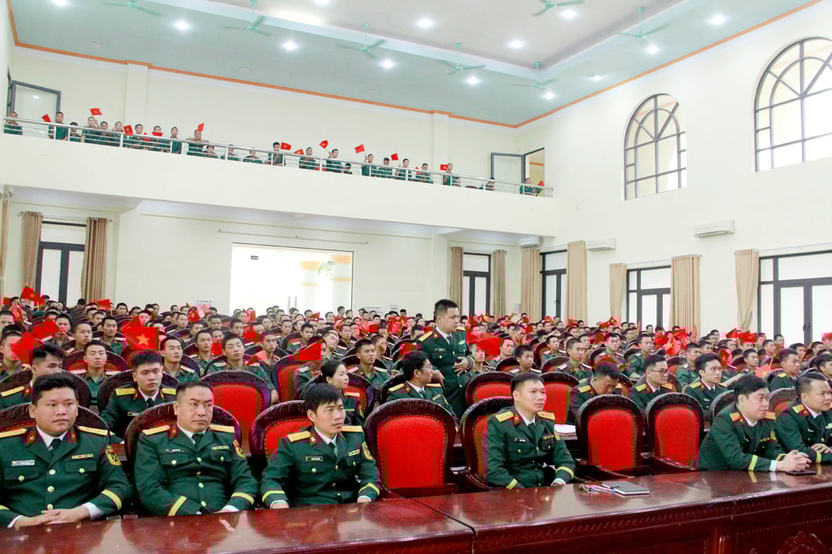 Cán bộ, chiến sỹ Trung đoàn 877 (Bộ Chỉ huy quân sự tỉnh) theo dõi Lễ kỷ niệm.