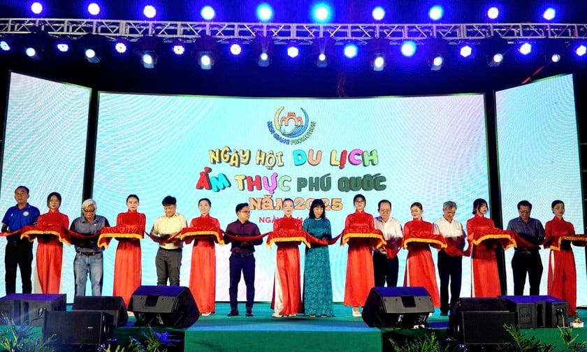 Lãnh đạo UBND tỉnh Kiên Giang, sở ngành lên cắt băng khai mạc Ngày hội du lịch, ẩm thực Phú Quốc năm 2025
