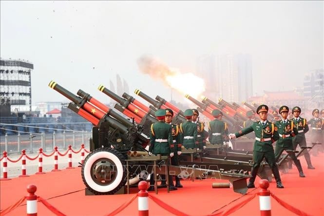 Nghi lễ bắn 21 loạt đại bác trên nền Quốc thiều nước Cộng hòa xã hội chủ nghĩa Việt Nam. Ảnh: TTXVN