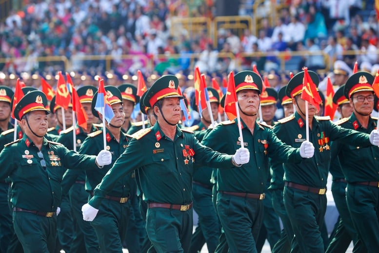 Chùm ảnh: Quần chúng, nhân dân tham gia diễu hành kỷ niệm 50 năm thống nhất đất nước- Ảnh 5.