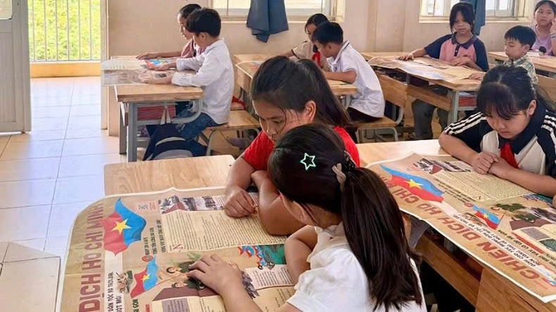 Thế hệ trẻ tỉnh Hòa Bình nô nức nhận phụ san Báo Nhân Dân ảnh 1