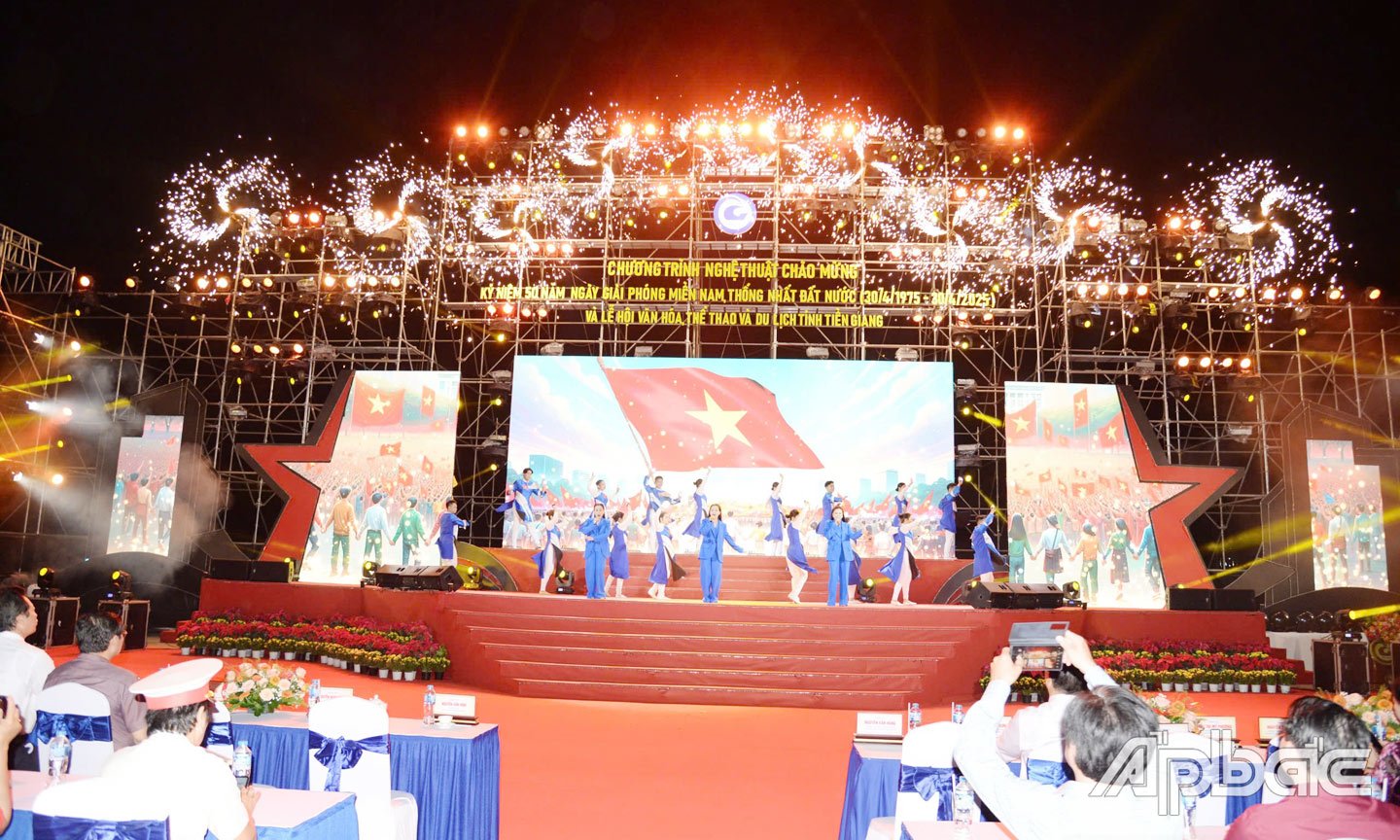 Biểu diễn các tiết mục văn nghệ. Ảnh: MINH THÀNH