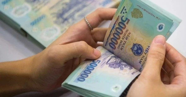 الراتب والمكافأة للموظفين الذين يعملون بدون اجازات من 30/4 إلى 1/5