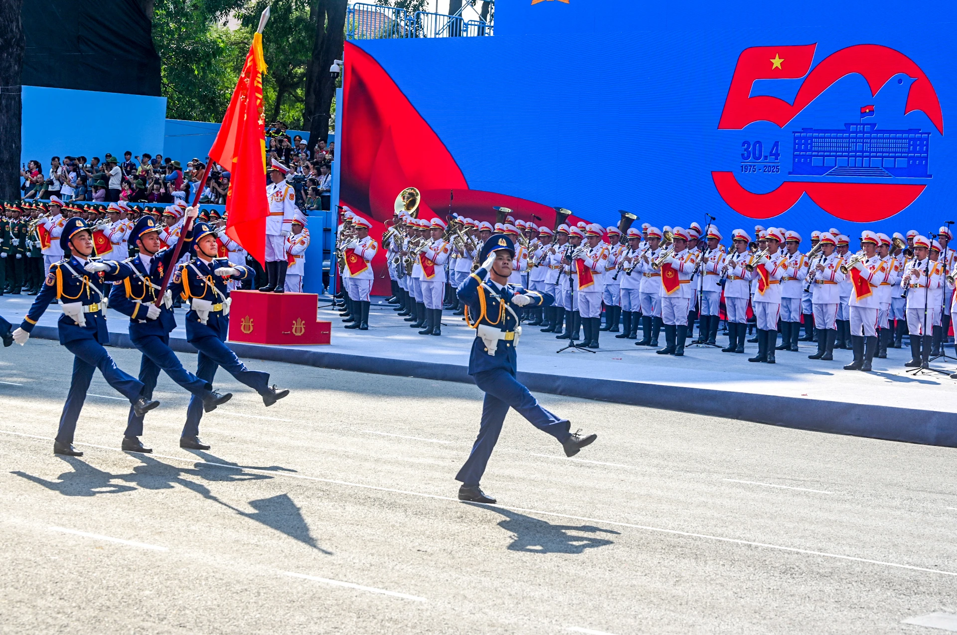 [Ảnh] Toàn cảnh lễ diễu binh, diễu hành kỷ niệm 50 năm Giải phóng miền nam, thống nhất đất nước ảnh 19
