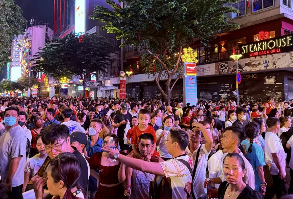 'Biển người' đổ về trung tâm TP. Hồ Chí Minh trong đêm hội 'Sắc màu Thành phố Bác'