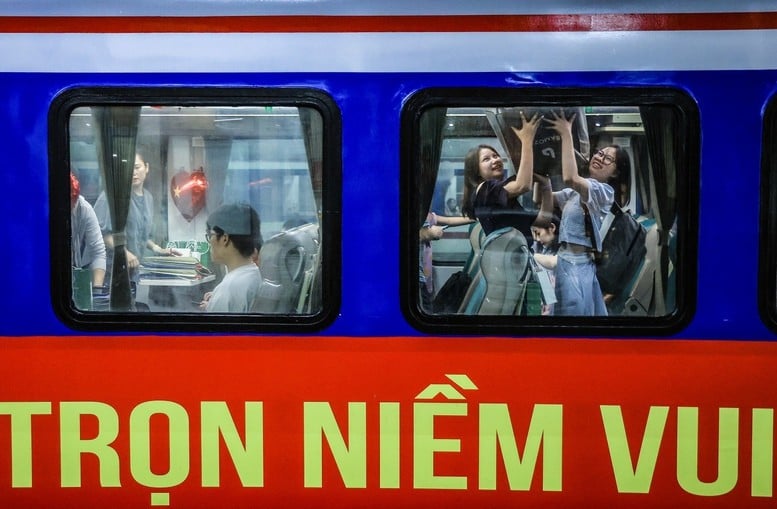 Các hành khách trẻ háo hức đi trên chuyến tàu Thống nhất 