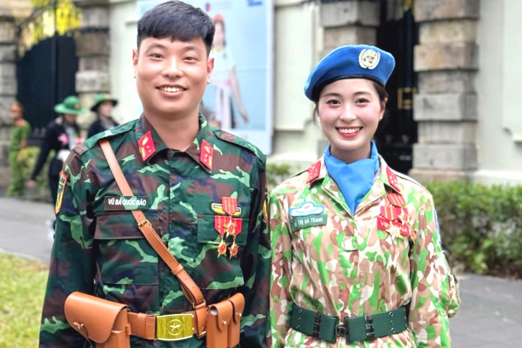 Dos hermanas Vu desfilan orgullosas en Hai Duong el día de la reunificación