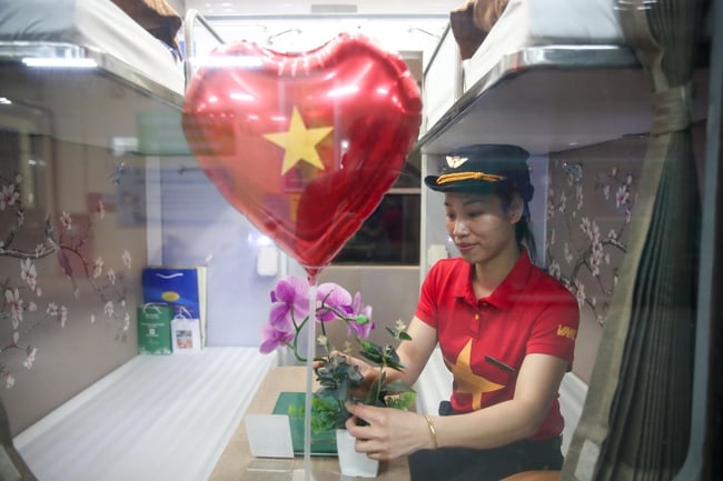 “Đoàn tàu Thống Nhất” xuất phát tại ga Hà Nội vào TP. Hồ Chí Minh mừng 50 năm đất nước thống nhất - Ảnh 2.