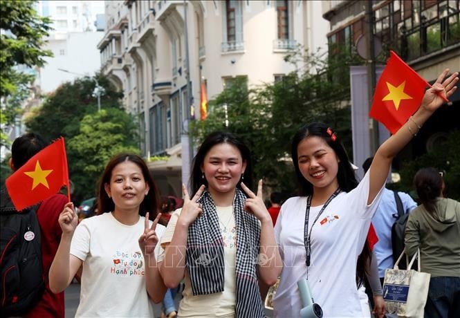 Các bạn trẻ vỡ òa cảm xúc trong ngày kỷ niệm 50 năm Giải phóng miền Nam, thống nhất đất nước. Ảnh: Hồng Đạt/TTXVN