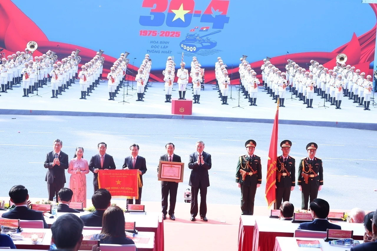 [Ảnh] Tổng Bí thư Tô Lâm trao tặng danh hiệu “Anh hùng Lao động” cho Đảng bộ, Chính quyền và Nhân dân Thành phố Hồ Chí Minh ảnh 3
